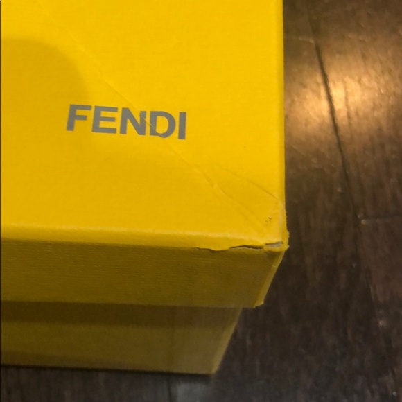 Lot GUCCI, FENDI, BURBERRY, & HUNTER EMPTY boxes - Picture 3 of 5